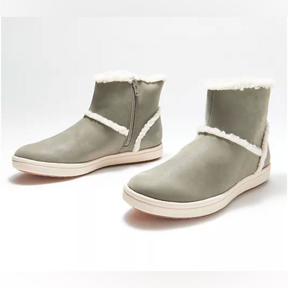 Clarks Step Glow Rose Sherpa Side Zip Boots NEW NWOT